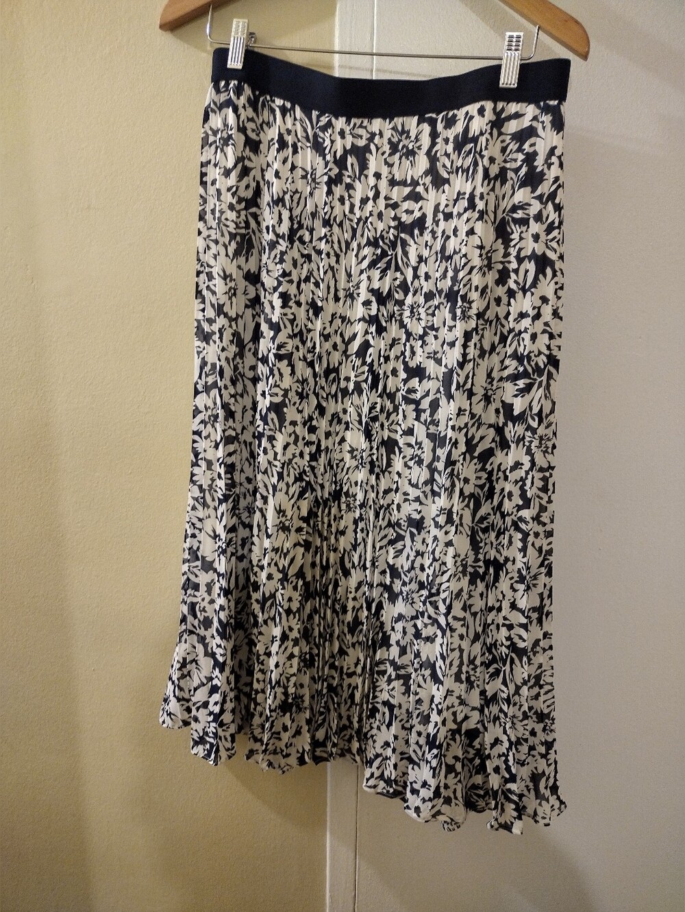 H&M Blue and White Floral Pleated Midi Skirt